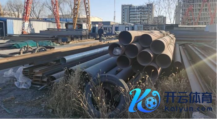 生锈的钢材。董红艳/摄