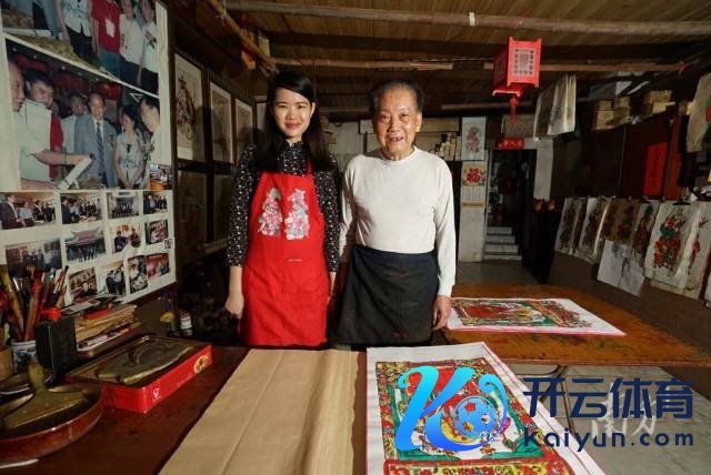 佛山木版年画代表性传承东说念主刘钟萍与师傅冯炳棠。