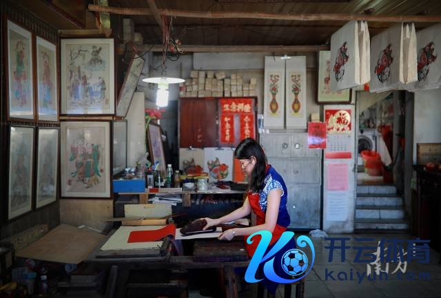 刘钟萍在创作。