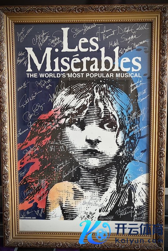 王晓晨家中看重的签名海报